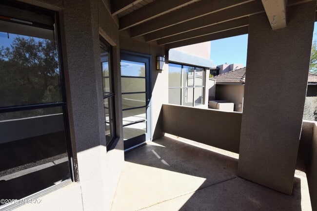 Building Photo - 5855 N Kolb Rd