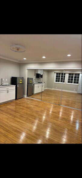 Building Photo - 23401 Schoenborn St