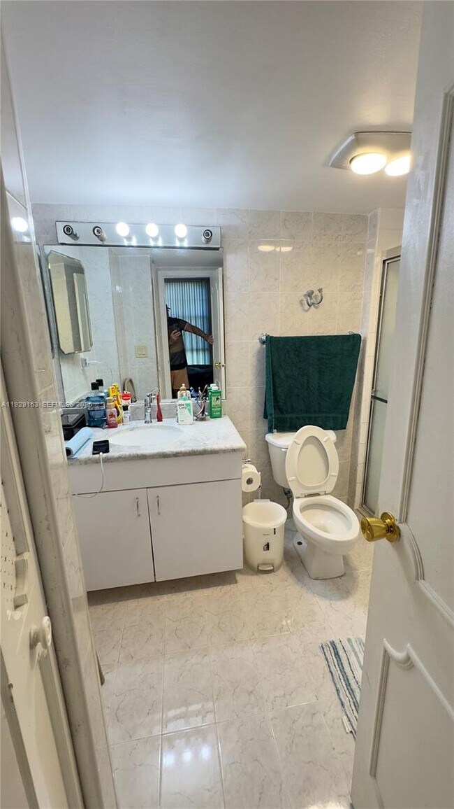 Building Photo - 3401 N Country Club Dr