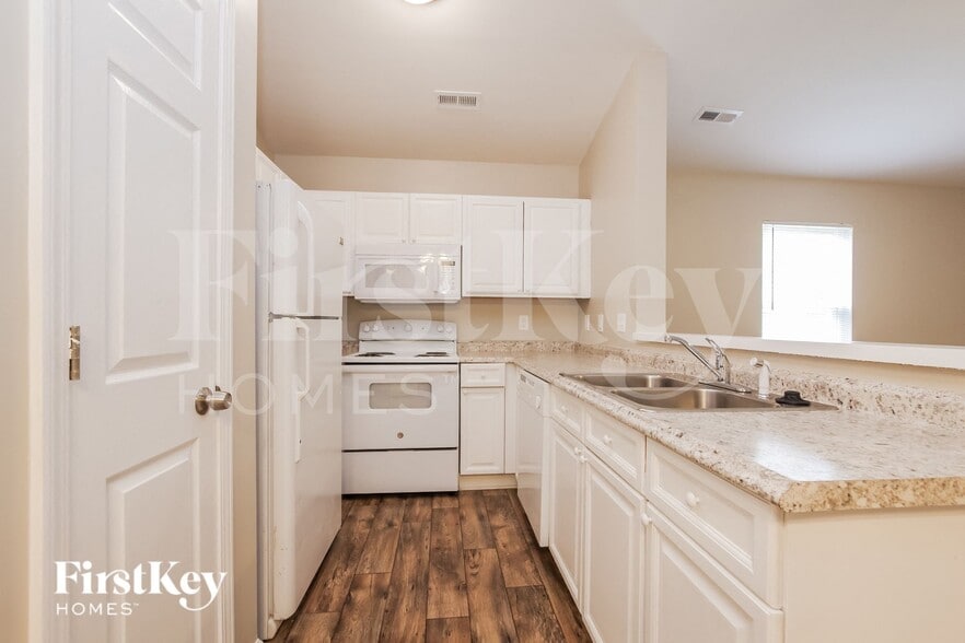 Building Photo - 5823 Hamilton Oaks Dr