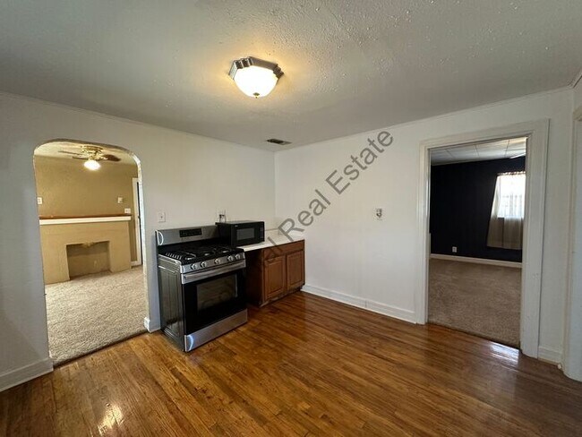 Building Photo - Cozy 2 Bed 1 bath house with detached garage and central Heat and air and washer/dryer hookups in...