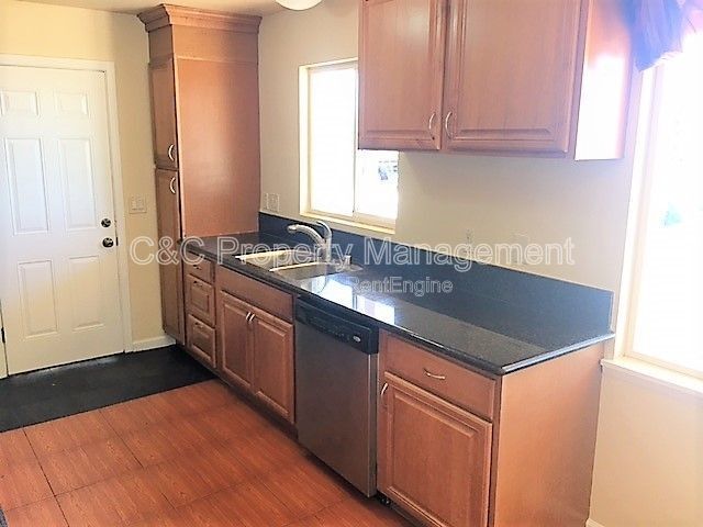 Building Photo - 1932 Lincoln St