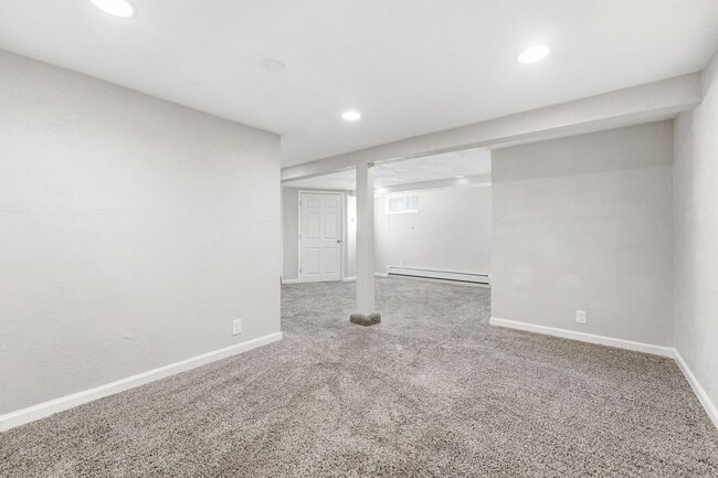 Building Photo - 3 Bed - 2 Bath home in Englewood!