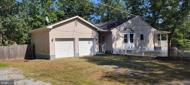 Building Photo - 2401 N Lakeshore Dr