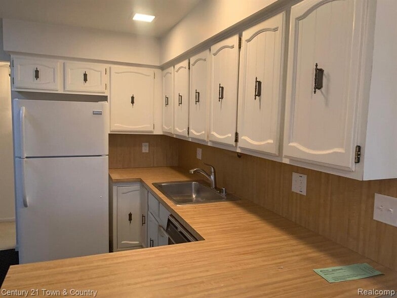 Kitchen - 42160 Woodward Ave