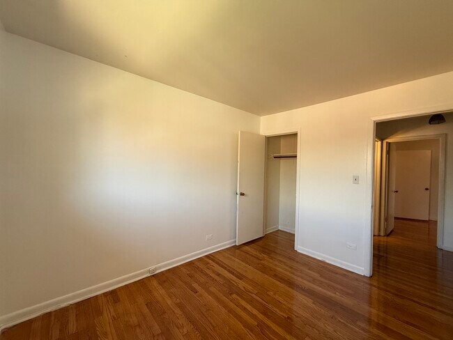 Building Photo - 1405 W Touhy Ave