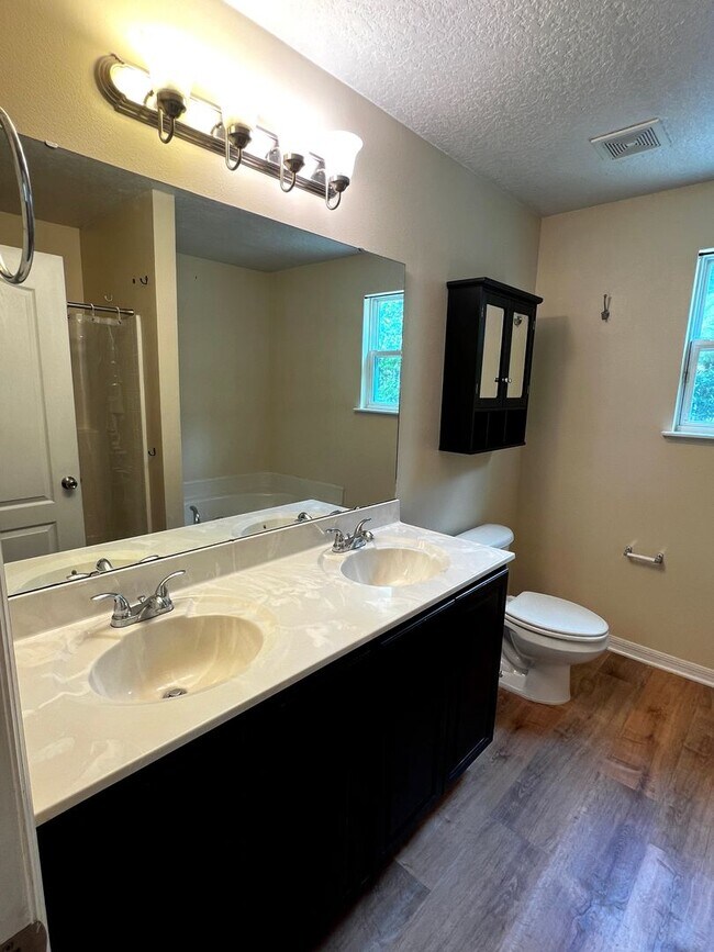 Building Photo - 3/2 with fenced in yard!