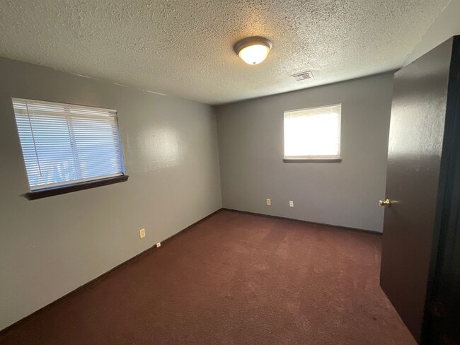 Building Photo - 3 bed, 1  bath, 1 car garage