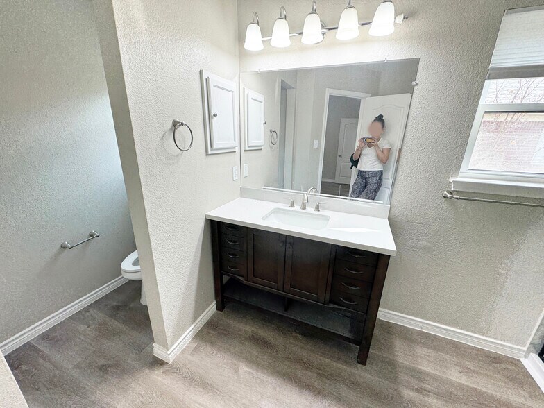 Building Photo - 5042 Cleves St