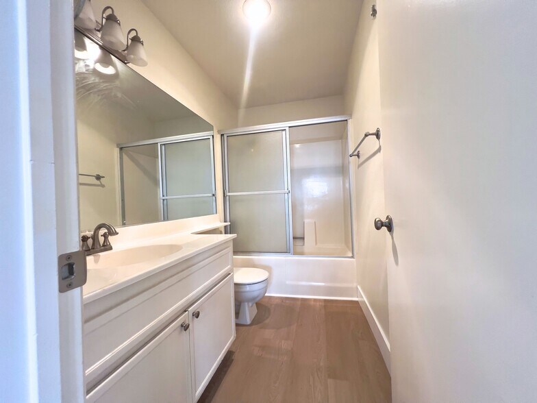 Building Photo - 858 S Rancho Santa Fe Rd