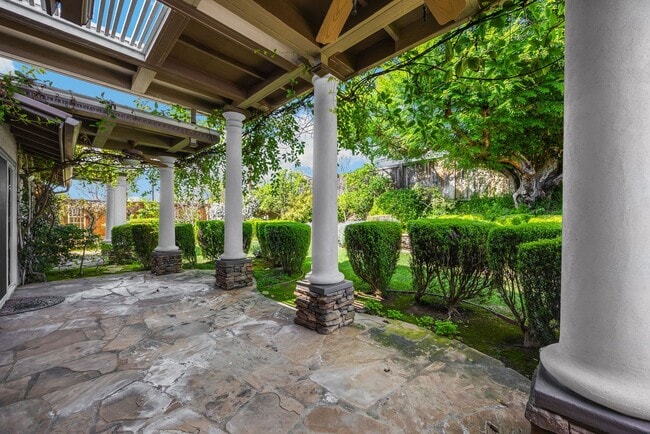 Building Photo - Adorable 3 Bed / 2 Bath Home w/ Detached 2 Car Garage