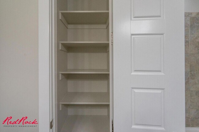 Building Photo - Pet Friendly 4 Bedroom Home in Coral Canyo...