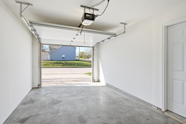 Building Photo - 2401 Northampton Dr