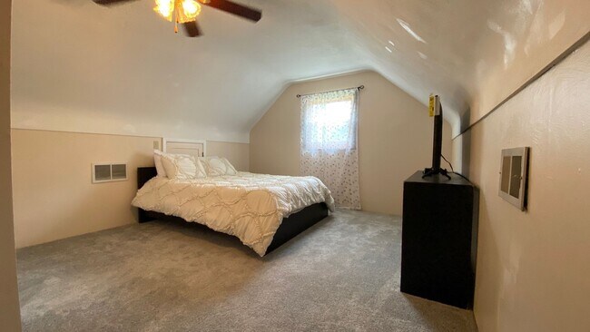 Building Photo - Fully Furnished with Washer and Dryer on quiet cul-de-sac