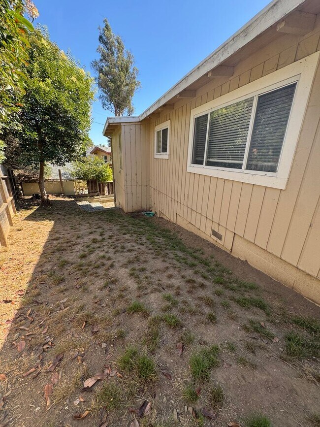 Building Photo - 611 Clubhouse Dr