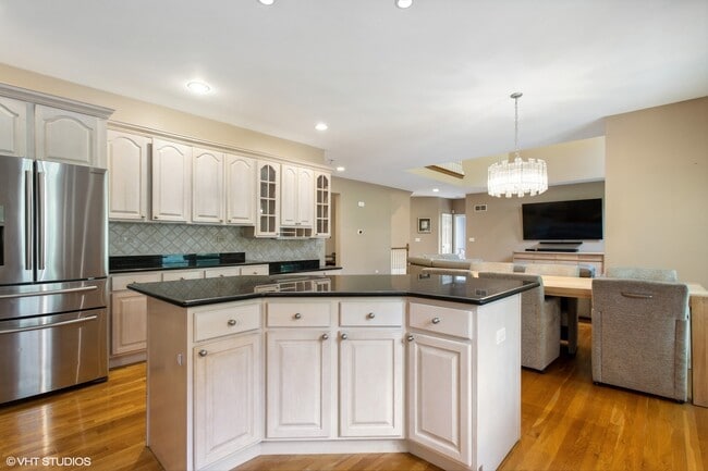 Building Photo - 8840 Royal Dr