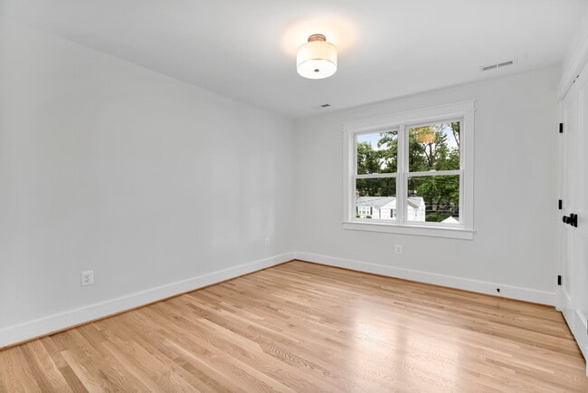 Building Photo - "Luxurious 6-Bed, 6-Bath Arlington Retreat...