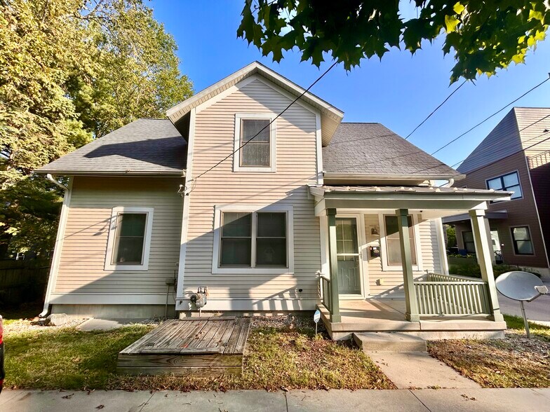 Front Exterior View - 327 Freyling Pl SE