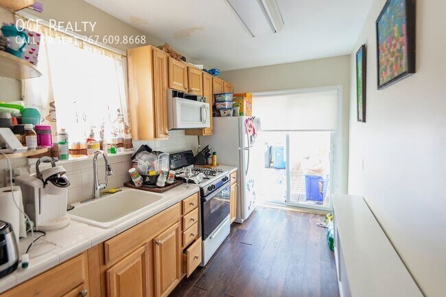 Building Photo - 2415 Almond St