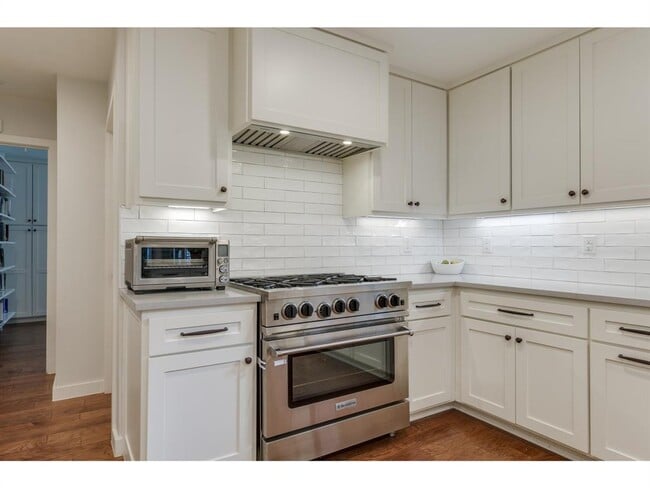 Building Photo - 8700 Mountainwood Cir