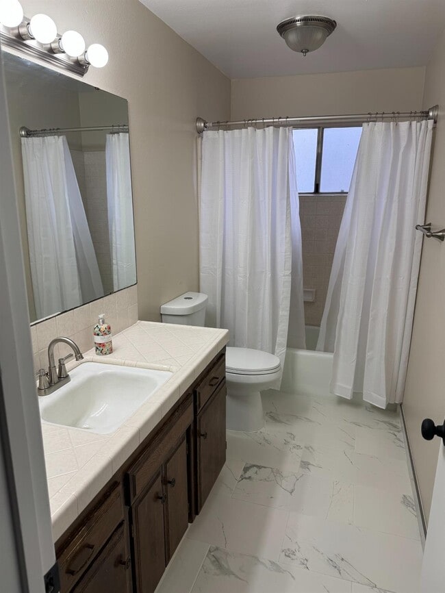 Building Photo - 497 E North Way