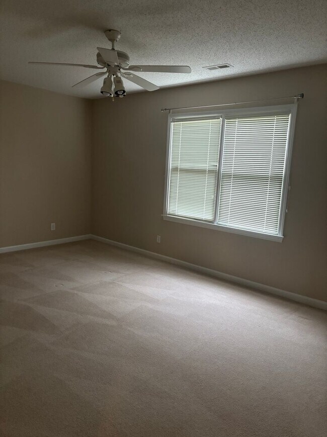 Building Photo - 2 Bedroom Salisbury Home