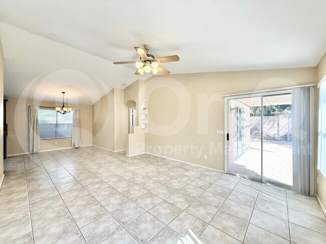 Building Photo - 1150 W Lark Dr