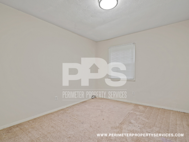Building Photo - FULLY RENOVATED UNIT!!! WITH ONE MONTH REN...