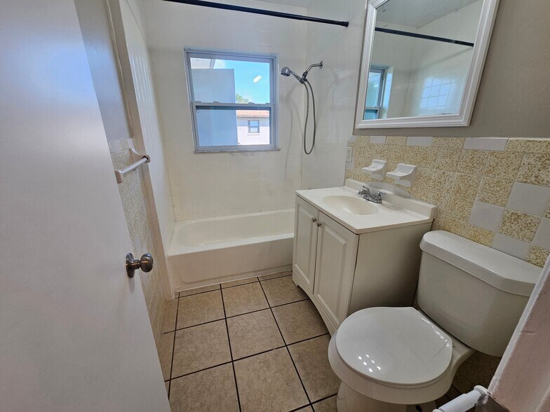 Building Photo - 4719 Manatee Dr