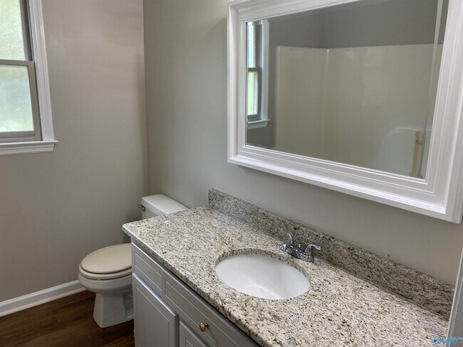 Building Photo - 208 Shadowbrook Ln NE