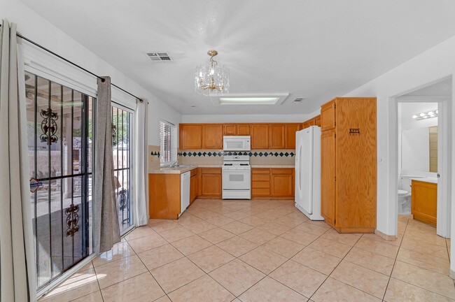 Building Photo - Beautiful 5 Bedroom/3 Bathroom Home in Eas...