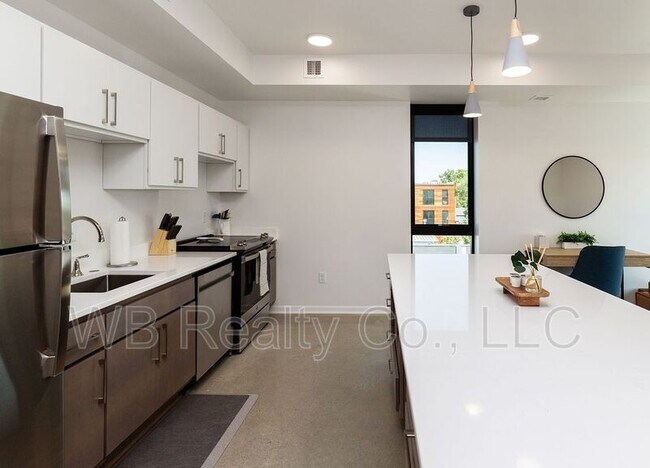 Building Photo - 315 5th St
