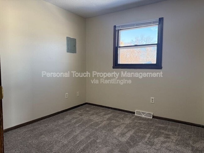 Building Photo - 407 5th St E