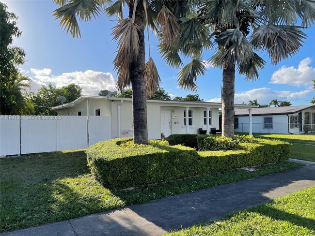 Building Photo - 10840 Westwood Lake Dr