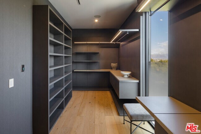 Building Photo - 16801 Oak View Dr