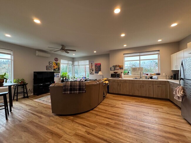 Building Photo - 6 Bed 5 Bath House Newer Updated Near Happy Valley, Fairhaven, WWU