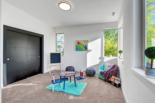 Building Photo - 2105 S Orcas St