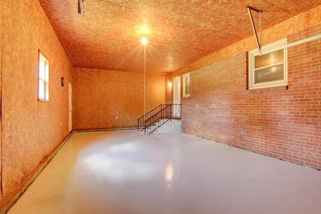 Building Photo - 104 W McReynolds Dr