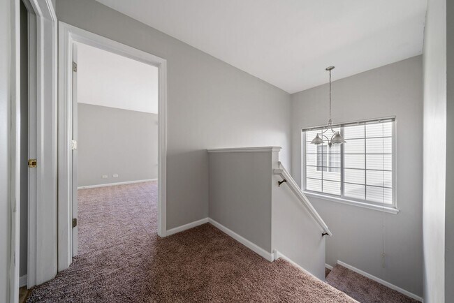 Building Photo - Beautiful 3 Bedroom 2 Bath Home in Lake in the Hills!