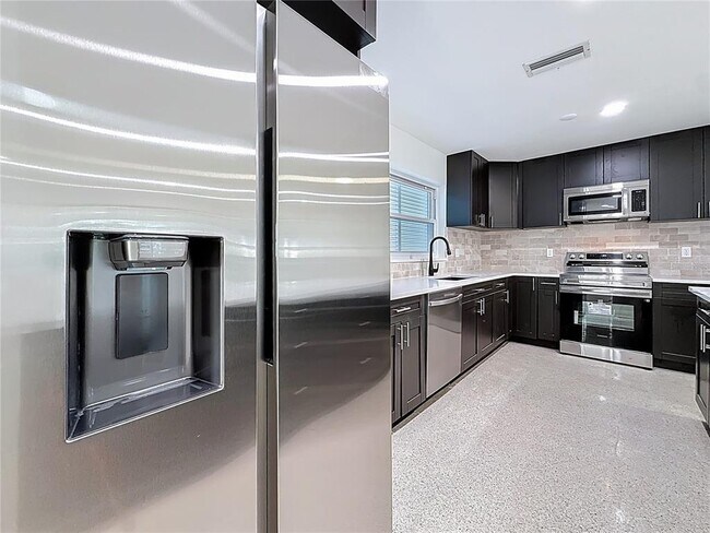 Building Photo - 2161 Edythe Dr