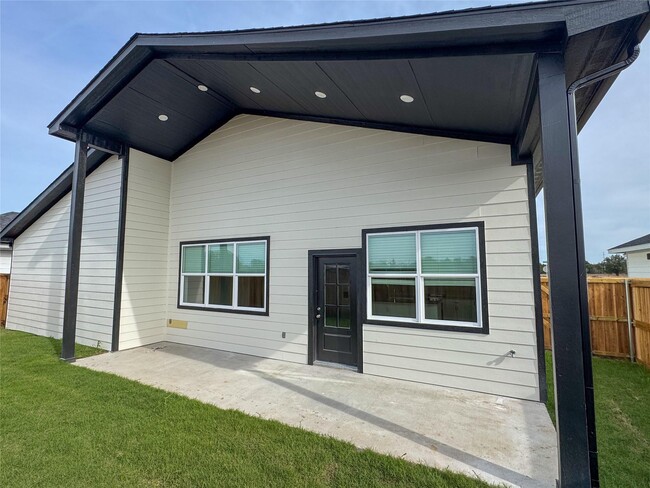 Building Photo - 440 Lucy Rd