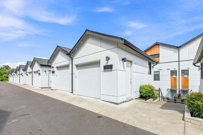 Building Photo - ULTRA-MODERN Air Conditioned Townhome in Beacon Hill (1st Month Free)