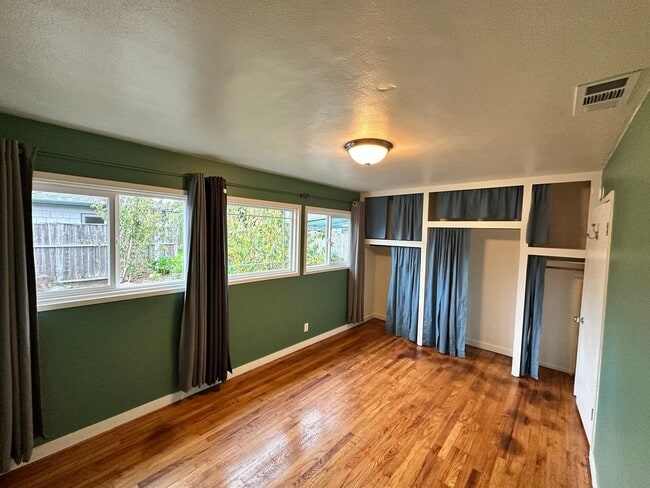 Building Photo - 2 Bedroom/ 1 Bath House in Eureka, Single car Garage with Washer & Dryer included!!