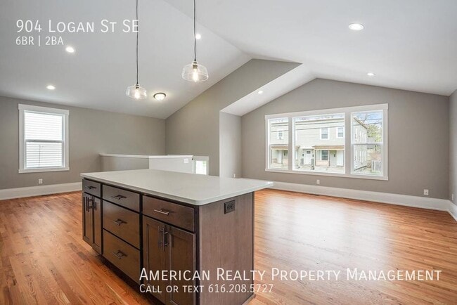 Building Photo - 904 Logan St SE