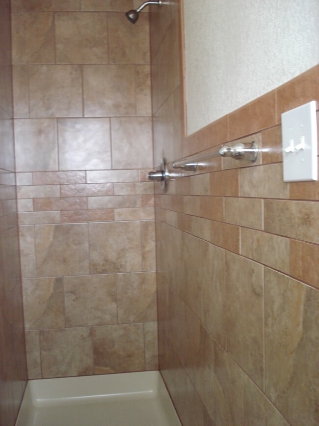 Building Photo - 703 S Fruitland Dr