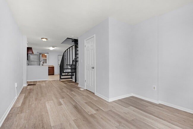 Building Photo - 2 Bedroom Rental In McElderry Park Vouchers Accepted and Poor Credit Considered