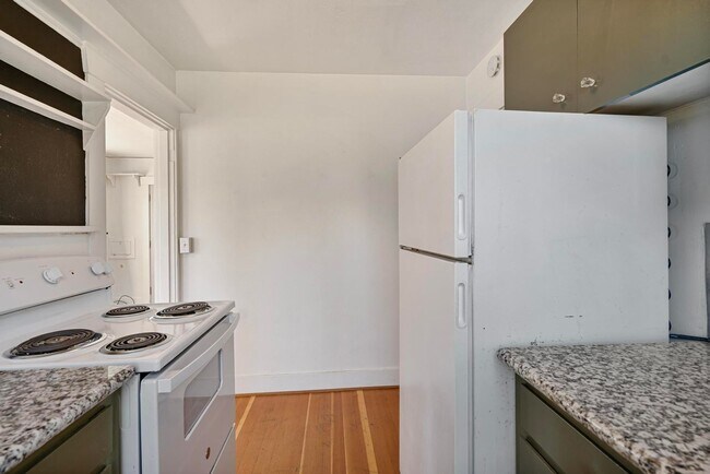 Building Photo - Charming close-in Foster-Powell studio in four-plex—Updated kitchen & bath, shared laundry, share...