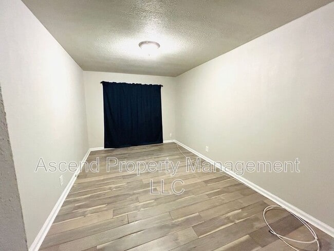 Building Photo - 217 Sequoia Dr