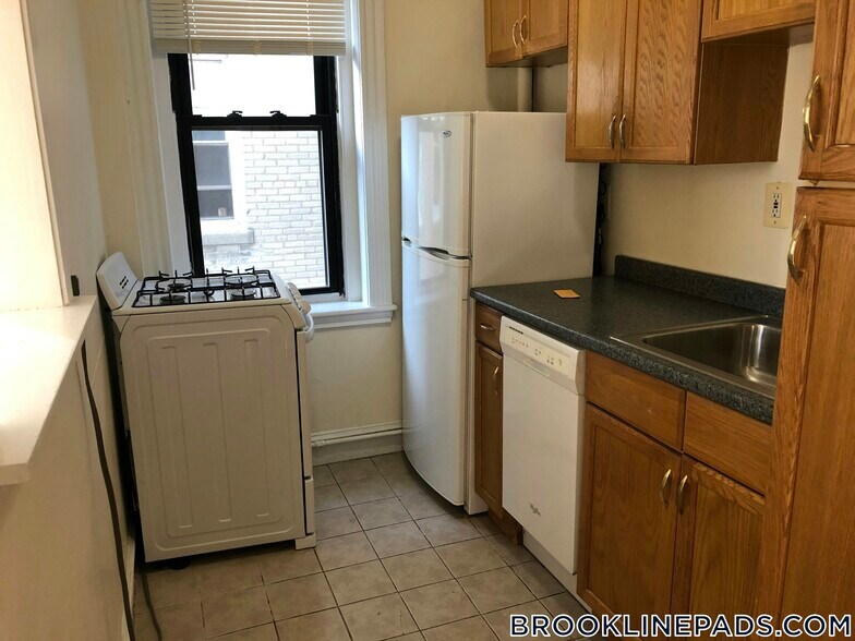 Building Photo - 364 Riverway