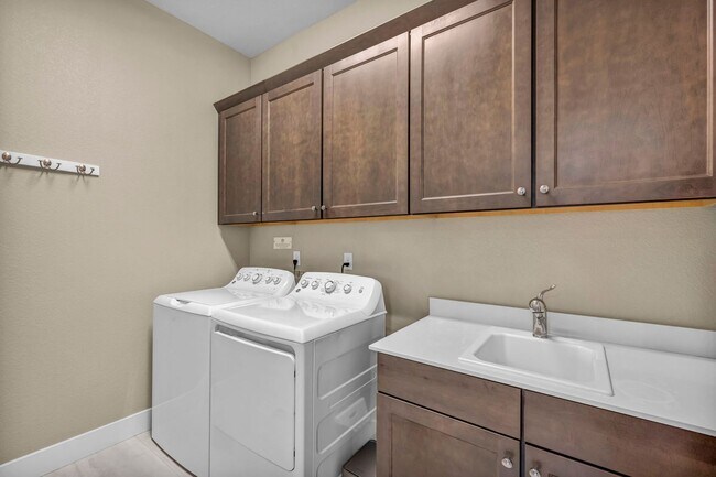 Building Photo - 619 Camargue Trl